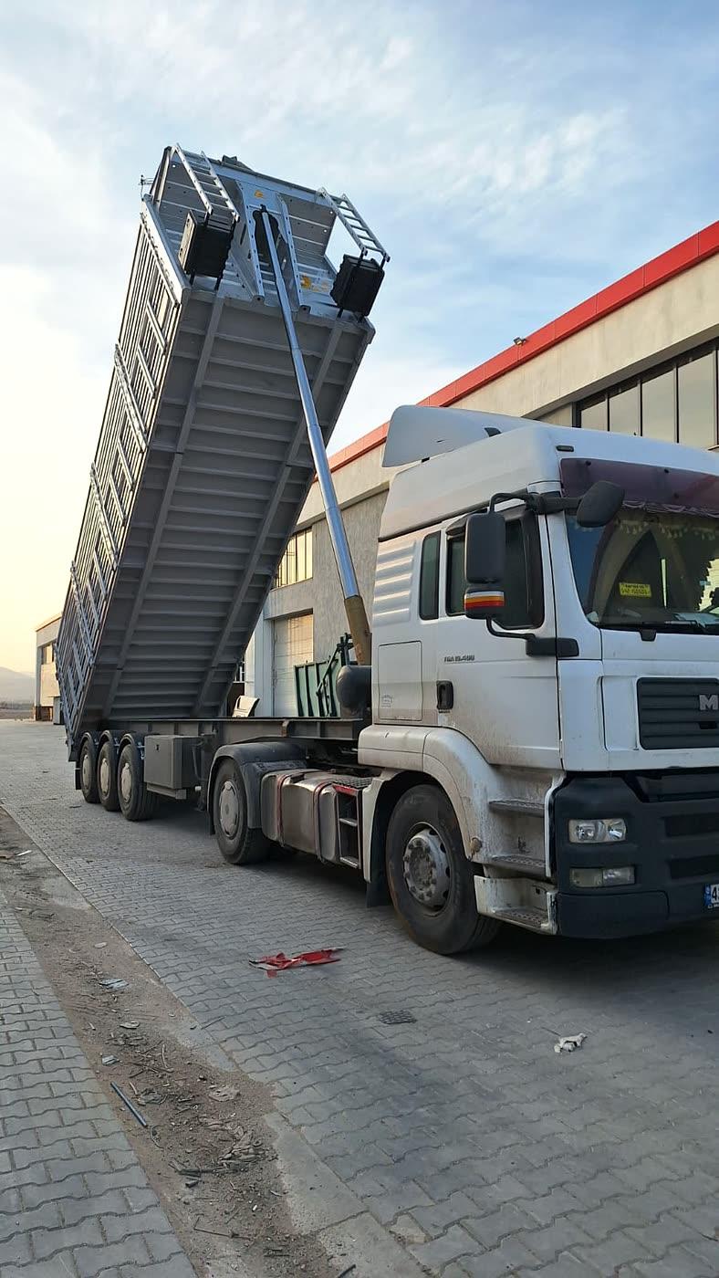 Çekiciye bağlı damperli yarı römork, kasası kaldırılmış hâlde