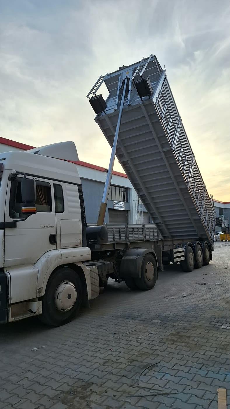 Damper kasası tam boşaltma açısında kaldırılmış yarı römork