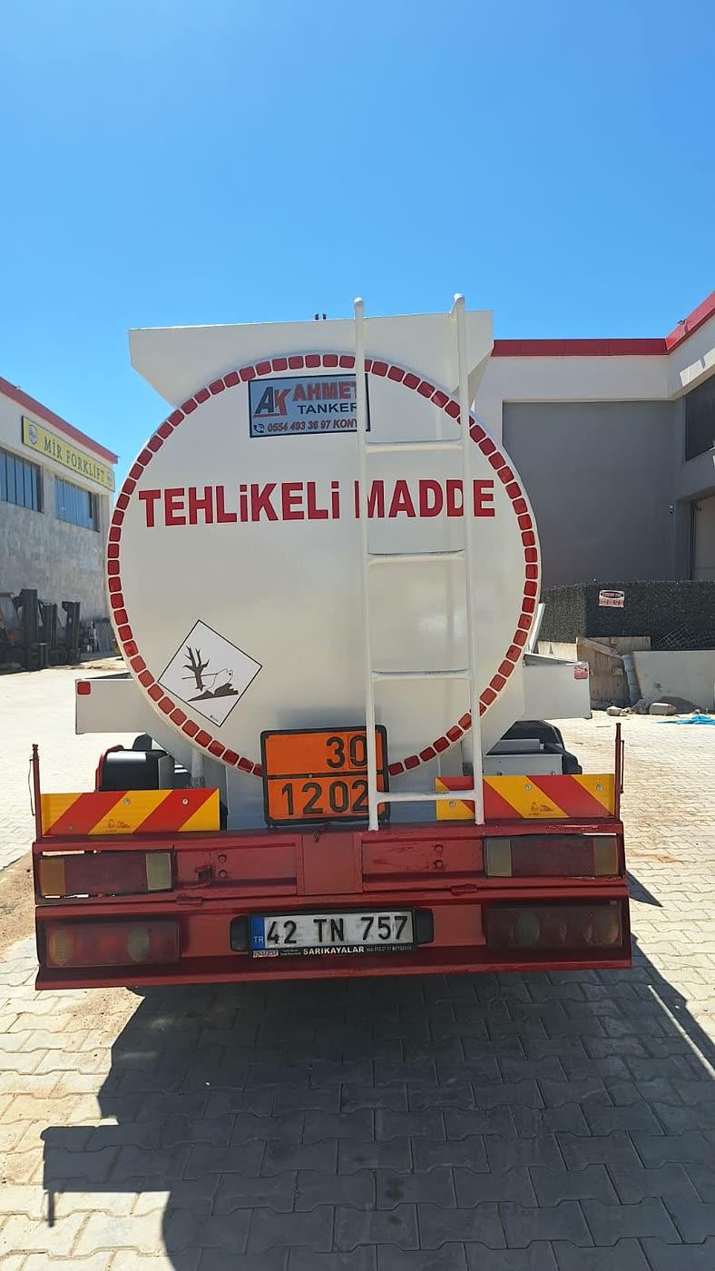 Tanker arkasındaki tehlikeli madde işaretlemeleri ve reflektif bantlar