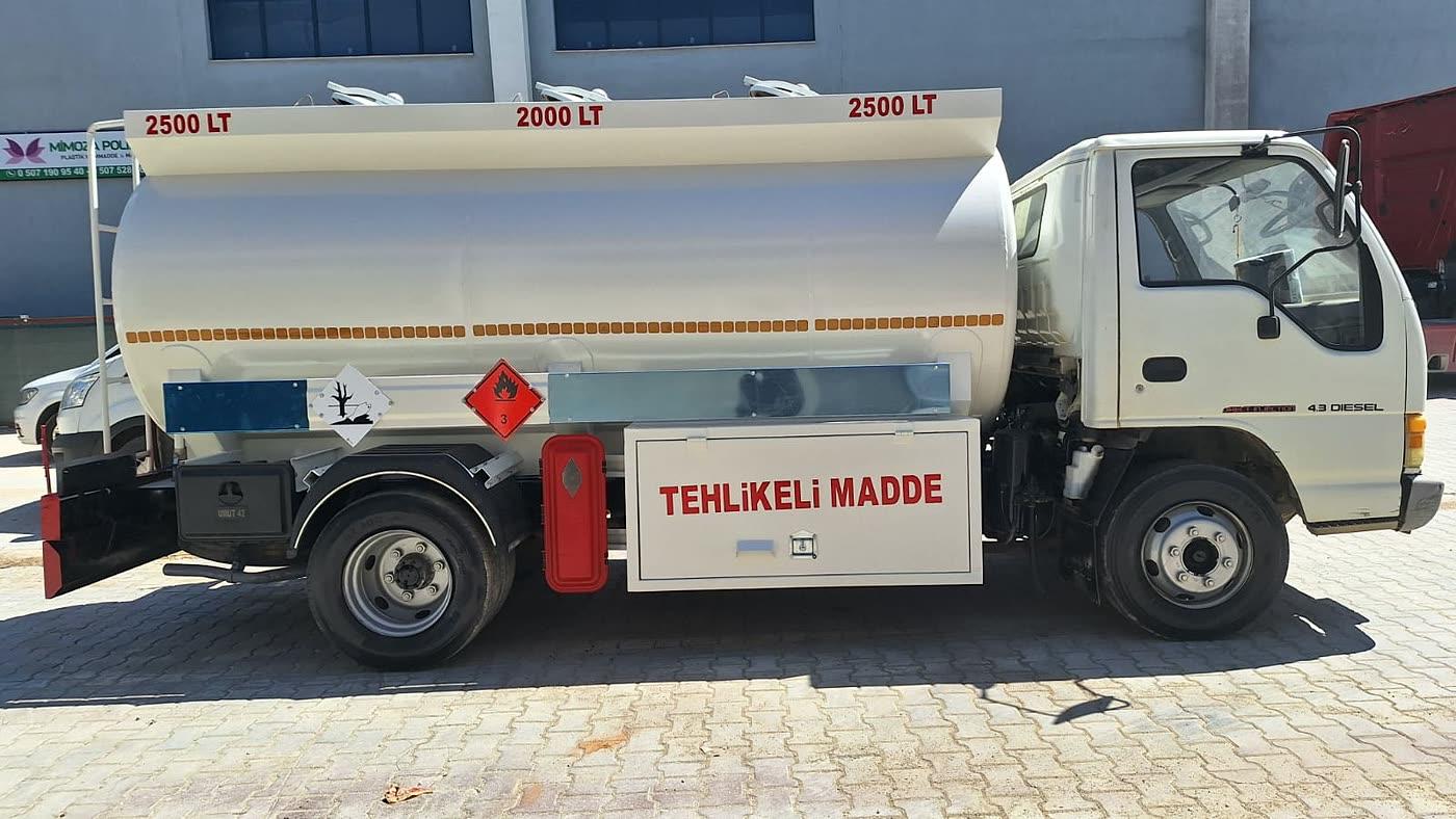 Kamyon üzerine monte edilmiş bölmeli akaryakıt tankeri, yandan tam görünüm