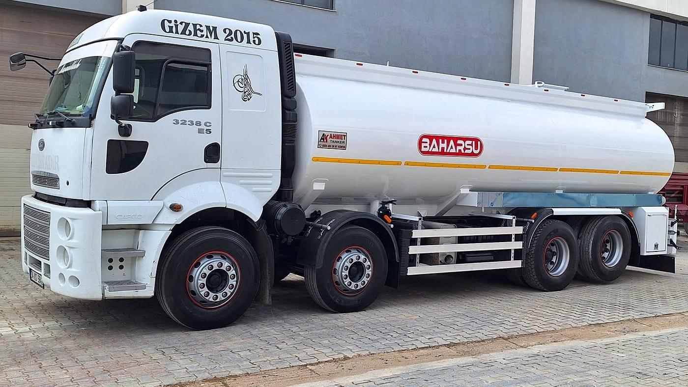 Dört dingilli kamyon şasisi üzerine monte edilmiş su tankeri, yandan tam boy görünüm