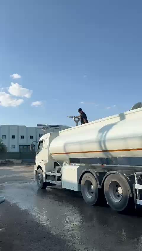 Üst monitörüyle su püskürten Ahmet Treyler su tankerinin sahadaki videosu