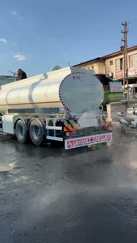 Ahmet Treyler tankerinin arkadan yüksek debide su tahliye ettiği video